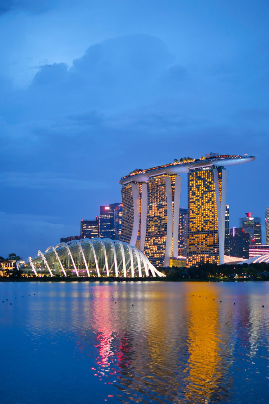 Marina Bay Sands and Gardens by the Bay in Singapore at dusk